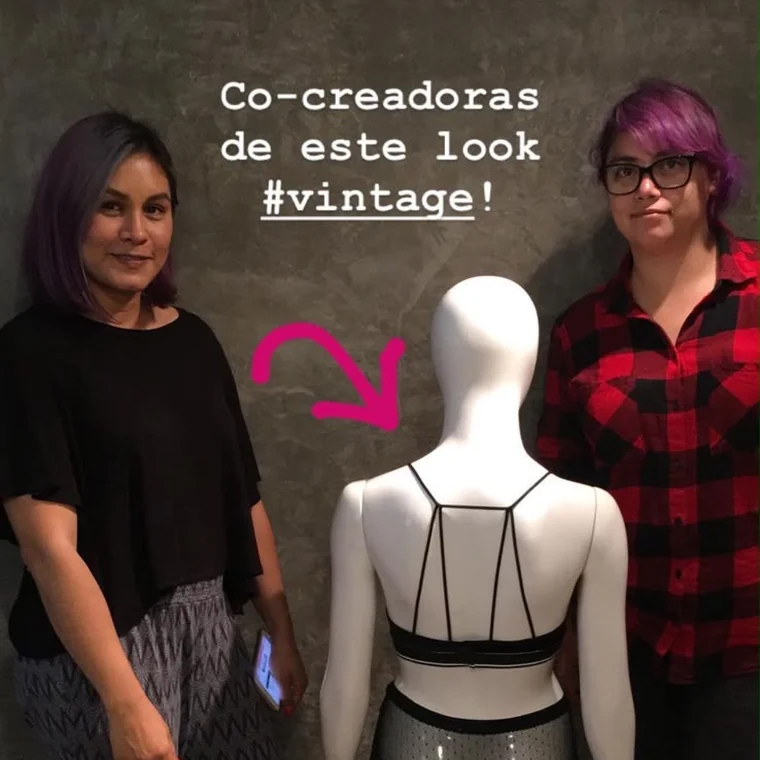 Dos alumnas con el conjunto que crearon juntas